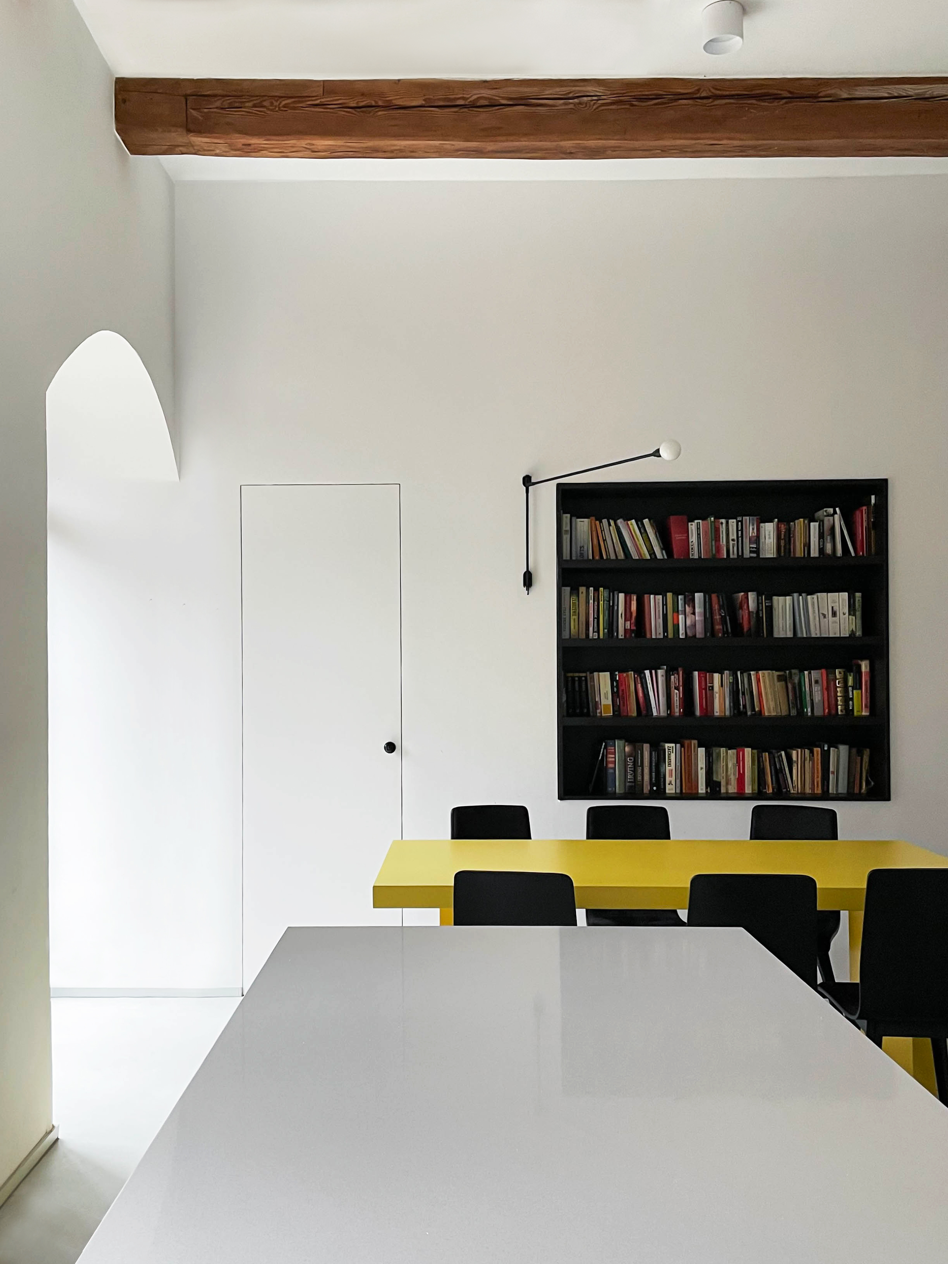 Projekt wnętrza mieszkania w starym spichlerzu - domowa biblioteczka z jadalnią i kuchnią