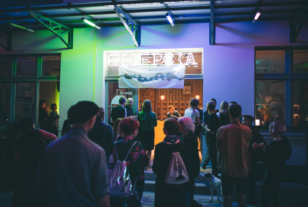 Klubokawiarnia Recepcja z zewnątrz w podwórku galerii Neon Side we Wrocławiu