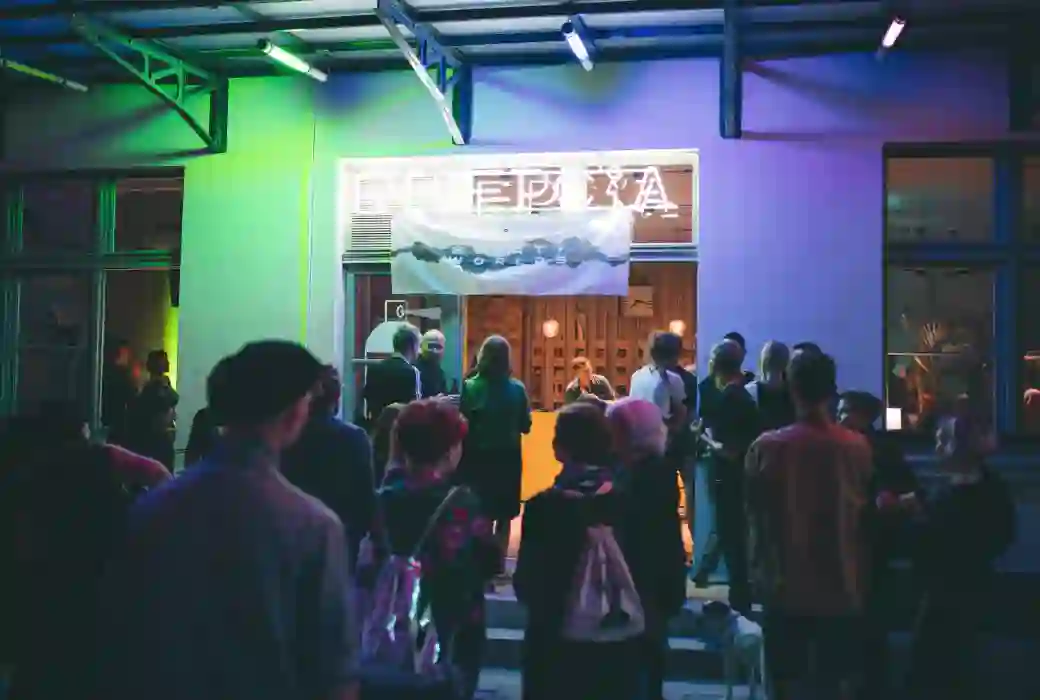 Projekt wnętrza klubokawiarni Recepcja - film przedstawiający różne scenariusze działania recepcji. Wszechstronność projektu oraz elastyczność