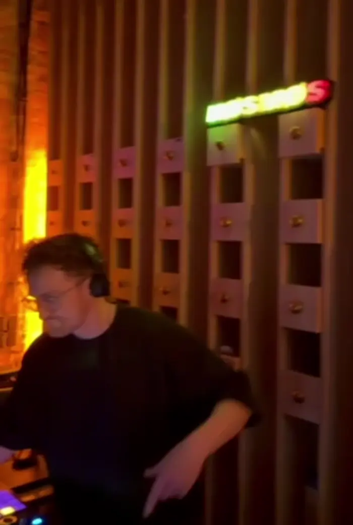 Impreza w klubokawiarni Recepcja, w podwórku Ruska 46, Galeria Neon Side we Wrocławiu. Modne miejsce na klubowej mapie Wrocławia, dj Kosmos 92